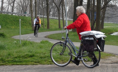 Met een volgeladen fiets op weg naar huis